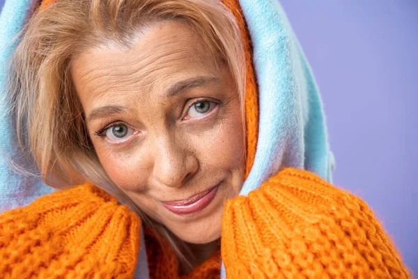 Женщина в тёплом оранжевом трикотажном свитере делает милое лицо — стоковое фото