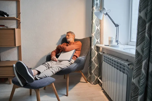 Caucásico hombre durmiendo en el sillón con libro cubrir su pecho —  Fotos de Stock