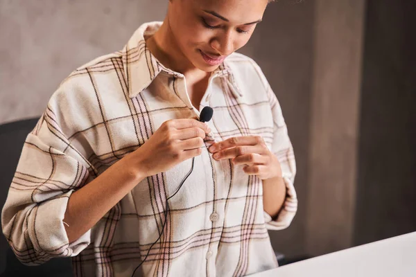 Donna blogger tenere il microfono ai suoi vestiti mentre si prepara a registrare il suo video — Foto Stock