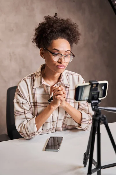 Frau fühlt sich ernst, während sie neue Videos dreht und über die wichtigsten Nachrichten sendet — Stockfoto