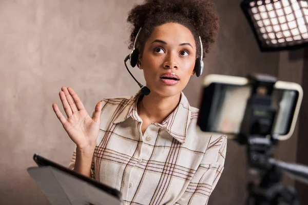 Bloggerin schaut bei Aufzeichnung der Sendung in ihrem Studio weg — Stockfoto