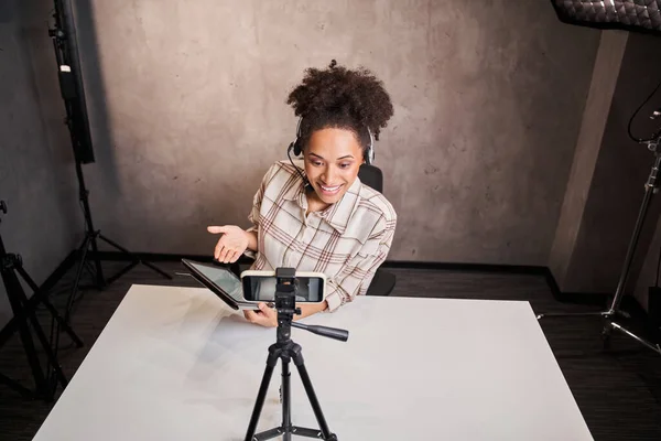 Donna multirazziale fare un video per il suo blog utilizzando treppiede montato fotocamera digitale — Foto Stock