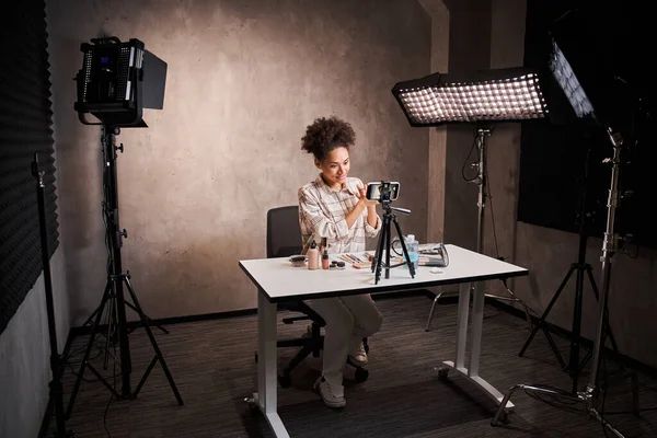 Multirazziale donna blogger sta mostrando come utilizzare i cosmetici durante lo streaming presso il proprio studio — Foto Stock