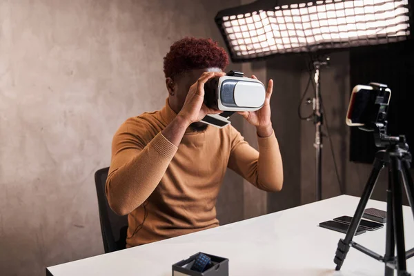 Mężczyzna w okularach VR podczas tutorial o różnych urządzeń dla abonentów — Zdjęcie stockowe
