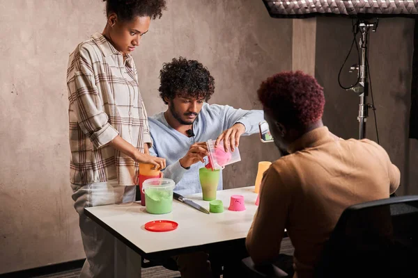 Konzentrierte Menschen bereiten Aufnahmevideo mit kinetischem Sand über ASMR-Trend vor — Stockfoto