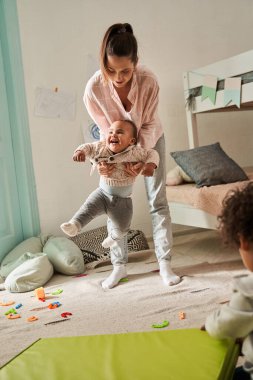 Bekar, çekici bir anne yatak odasında yeni doğmuş bebeğiyle oynarken birlikte harika vakit geçiriyor.