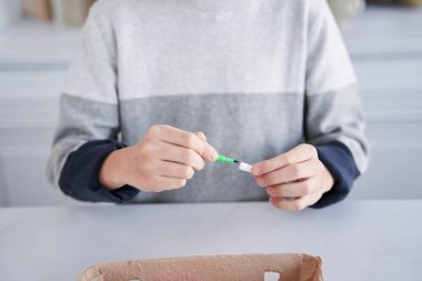 Erkek çocuk elinde keçeli kalemle mutfağı boyadı.