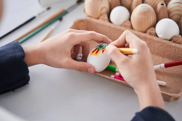 Caucásico niño manos cambiando el color de los huevos mientras se prepara para la Pascua —  Fotos de Stock