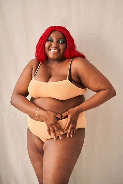 Hermosa chica aceptando su imperfección corporal, belleza rodada en el estudio —  Fotos de Stock