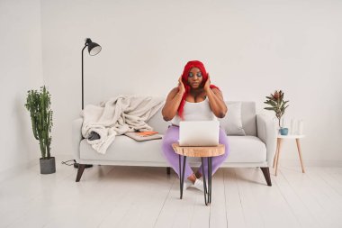 İç işlerinde dizüstü bilgisayarla çalışan çok ırklı kadın destek yöneticisi.