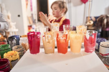 Küçük çocuk sanat okulunda yüksek lisans yaparken gözlerini kaçırıp el ele tutuşuyor.