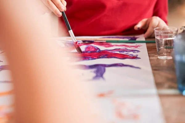 Vista cortada do pequeno desenho infantil com tintas acrílicas no papel — Fotografia de Stock