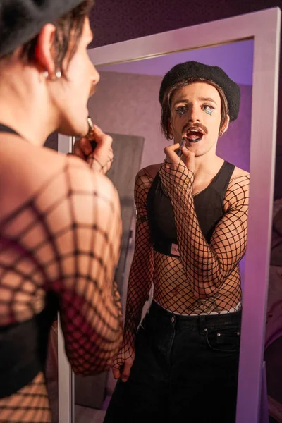 Mannen med mustasch gör make up framför den stora spegeln samtidigt förbereda sig för festen — Stockfoto