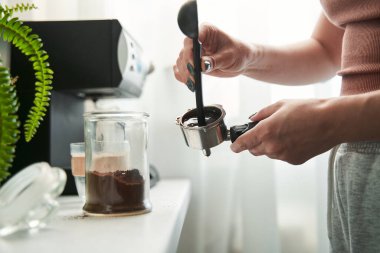 Kadın sabah içkisini hazırlıyor.