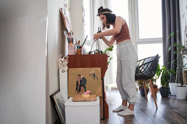 Žena nastavení smartphone na stativ při přípravě na online lekci doma — Stock fotografie