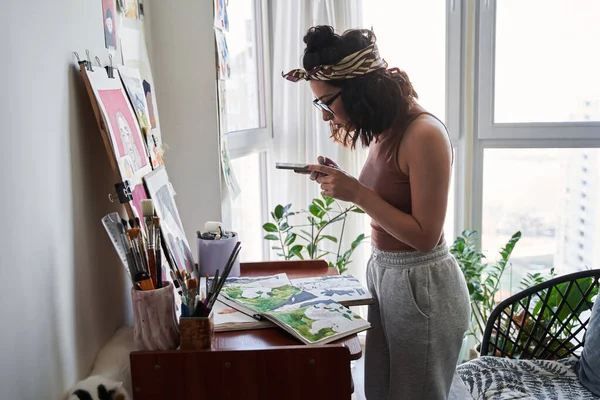 Caucásica freelancer femenina filmando sus dibujos mientras se prepara para el trabajo desde casa —  Fotos de Stock