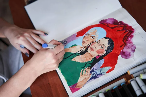 Mujer sentada a la mesa y trabajando en los dibujos ilustraciones pasando tiempo en su acogedor taller —  Fotos de Stock