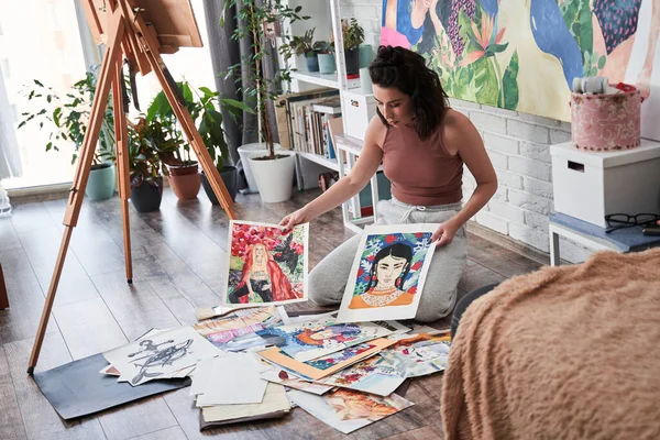 Mujer de cabello oscuro con ropa casual sentada en el suelo de su estudio de arte y preparándose para el dibujo —  Fotos de Stock