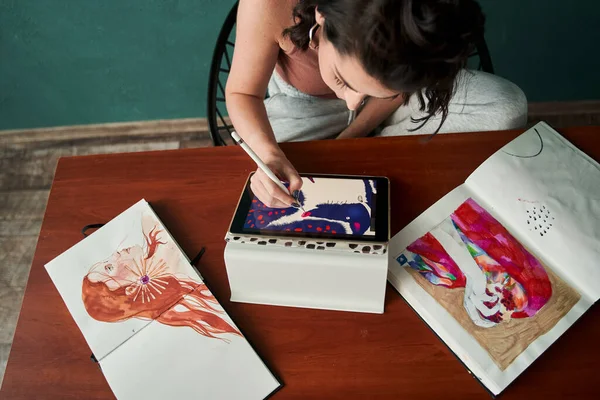 Kadın sanatçı evinden dijital tabletine resim çiziyor — Stok fotoğraf