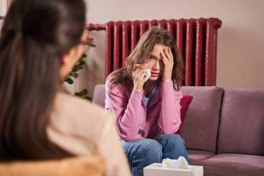 Genç bayan terapist danışmanı, yardıma ihtiyacı var.