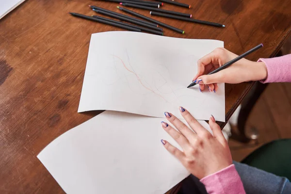Teenager dívka kreslení u stolu během svého sezení u psychoterapeuta — Stock fotografie