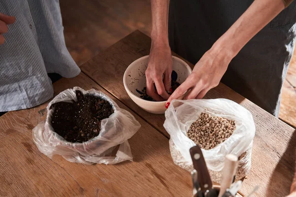 Kadın heykeltıraş farklı cila çeşitleri karıştırırken master sınıfına sahip.