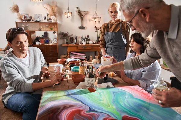 Hombre dibujo vívido abstracto fresco obra maestra con pinturas húmedas en la clase maestra de arte —  Fotos de Stock