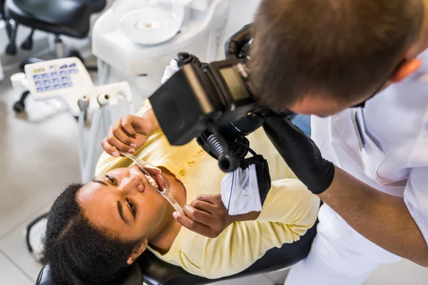 Odontólogo Masculino Fotografiando Los Dientes Paciente Femenino Antes Del Procedimiento — Foto de Stock