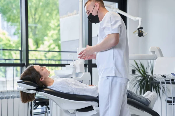 Médico Serio Explicar Paciente Femenino Todo Acerca Los Dientes Procedimiento — Foto de Stock