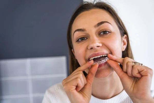 Cuidado Dental Mujer Usando Alineador Frenos Transparentes Extraíbles Sonriente Hembra — Foto de Stock