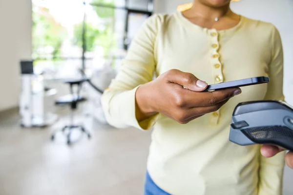 Widok Wielorasową Kobietę Trzymającą Smartfona Pobliżu Terminalu Płatniczego Płacącą Wizytę — Zdjęcie stockowe