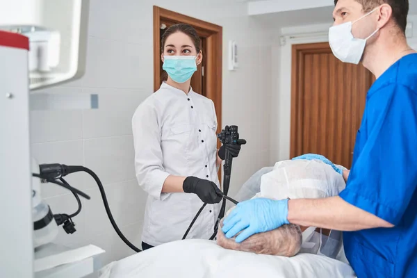 Гастроскопія Ендоскопія Два Лікаря Проводять Операцію Апаратом Дослідження Карієсу Фіброгастродуоденоскопія — стокове фото