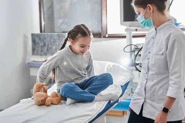 Vista Cintura Hacia Arriba Del Retrato Doctora Caucásica Con Máscara —  Fotos de Stock