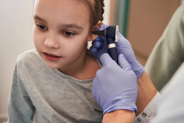 Gevoelig Zicht Het Meisje Zit Rustig Bank Wacht Eindprocedure Terwijl — Stockfoto