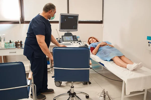 Ультразвукове Сканування Пацієнта Жінки Клініці Вона Лежить Лікарняному Ліжку Дивиться — стокове фото