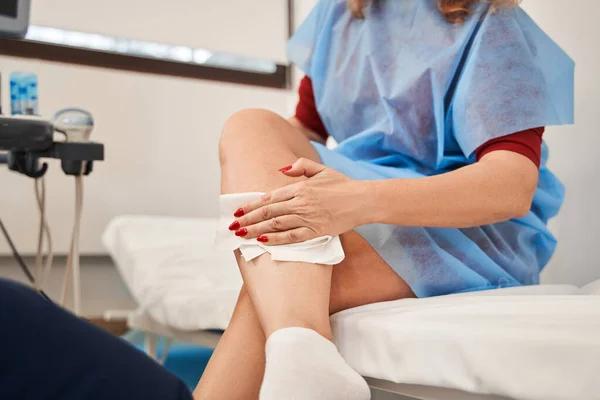 Ultrazvukovém Vyšetření Nemocnici Běloška Otírala Nohy Zdravotnictví Medicína Koncepce — Stock fotografie