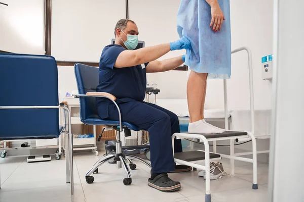 Ультразвукове Обстеження Вен Нозі Жінка Пацієнтка Стоїть Стільці Чекає Поки — стокове фото