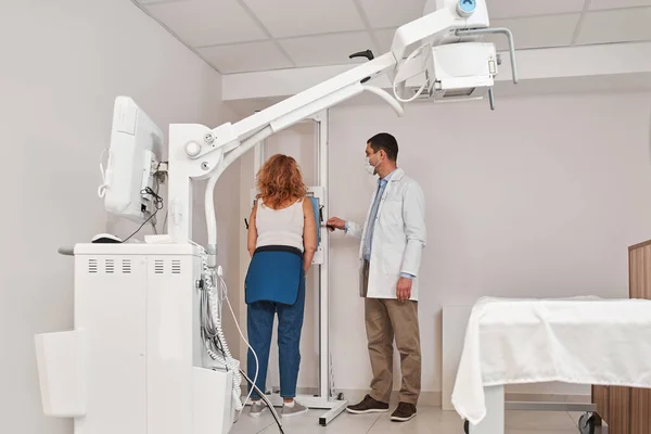 Radiologie Raum Krankenhaus Röntgengerät Für Fluorographie Patientin Scannt Brust Herz — Stockfoto