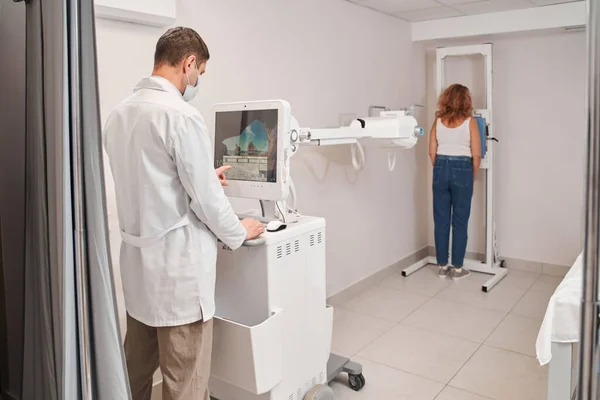 Xray Machine Fluorography Doctor Adjusting Equipment While Female Patient Scanning — Stock Photo, Image