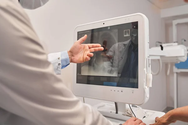Обрізаний Вид Чоловіка Лікаря Який Вказує Екран Монітора Видом Легені — стокове фото