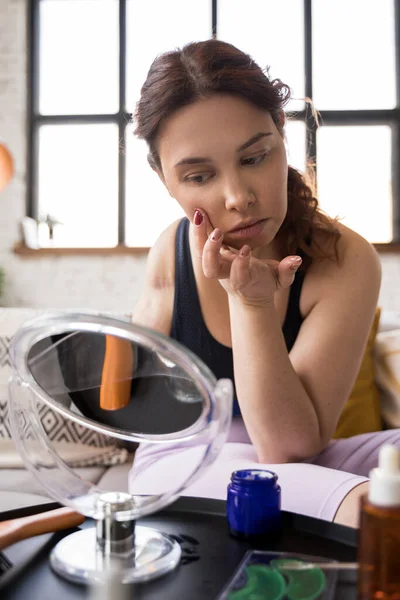 Vertical View Caucasian Woman Looking Her Skin Attentively While Taking — Stock Photo, Image