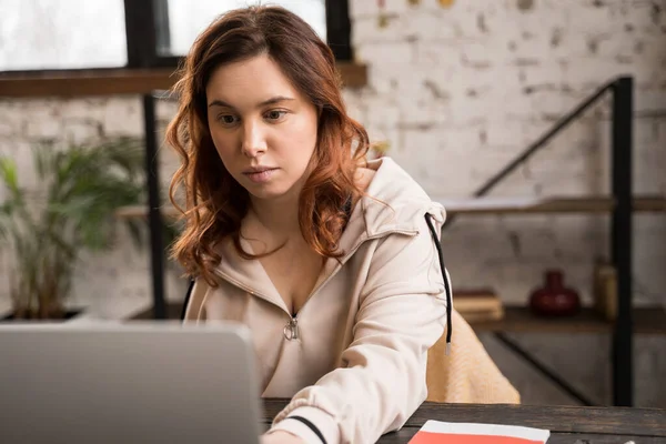 Porträtt Bild Den Allvarliga Kvinnan Utan Lem Arbetar Laptop Dator — Stockfoto