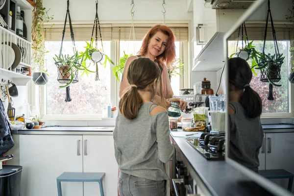 Young Woman Cooking Meal Together Her Daughter Home Mother Her — Stock Photo, Image