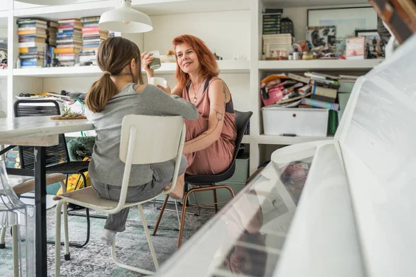 Ginger Veselá Matka Sedí Kuchyni Svou Milovanou Dcerou Užívá Ranní — Stock fotografie