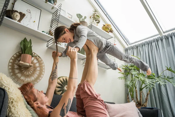 Vista Bajo Ángulo Mujer Jengibre Hija Regocijan Juntos Sofá Concepto —  Fotos de Stock