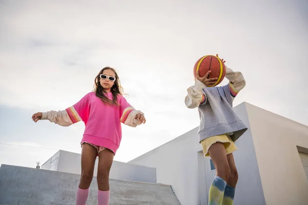 Активні Часи Дві Дівчинки Грають Ячем Міському Парку Насолоджуючись Літом — стокове фото