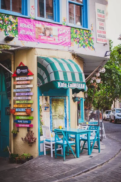 Красочная улица в районе Кузгунчук в азиатской части Стамбула — стоковое фото