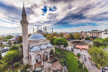 Sultanahmet 'teki Firuz Ağa Camii manzarası. Sultanahmet daha popüler bir turistik ilgi odağı.
