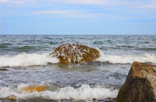 Onde Sulla Spiaggia Del Mar Baltico Sotto Cielo Blu — Foto Stock