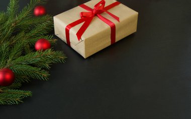 Noel kompozisyonu. Tebrik kartı. Doğal deco. Yeni yıl arkaplanı köknar ağacı, şimdiki kutu. Üst görünüm, alanı kopyala